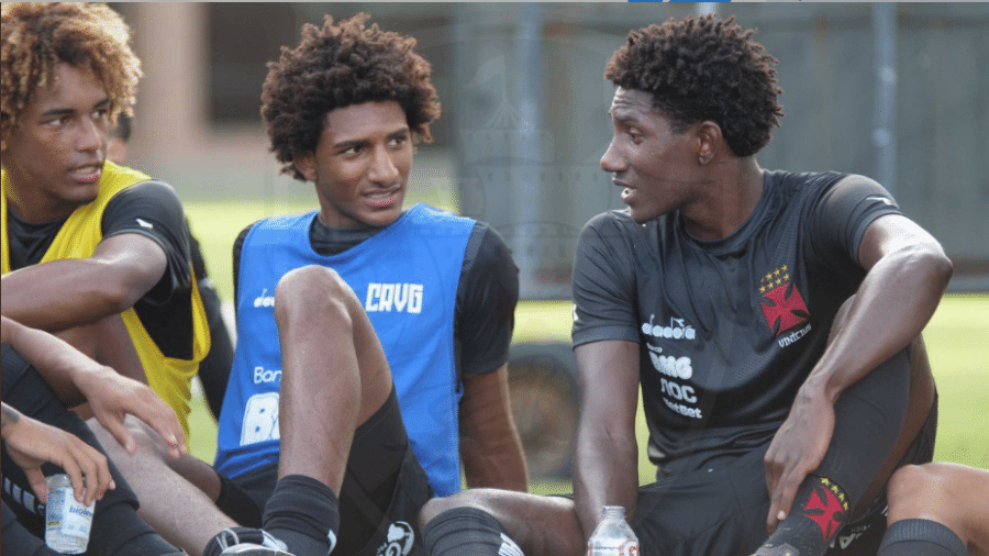 Talles Magno (e) e seu irmão mais velho Kaio Somália (d) treinaram juntos no profissional do Vasco nesta semana - Carlos Gregório Júnior / Vasco
