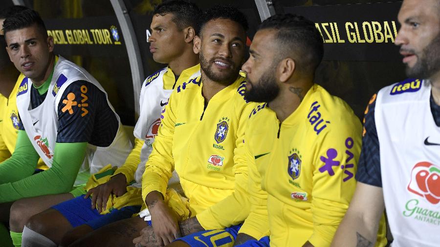Neymar no banco de reservas com Daniel Alves e Thiago Silva no amistoso contra o Peru - Kevork Djansezian/AFP