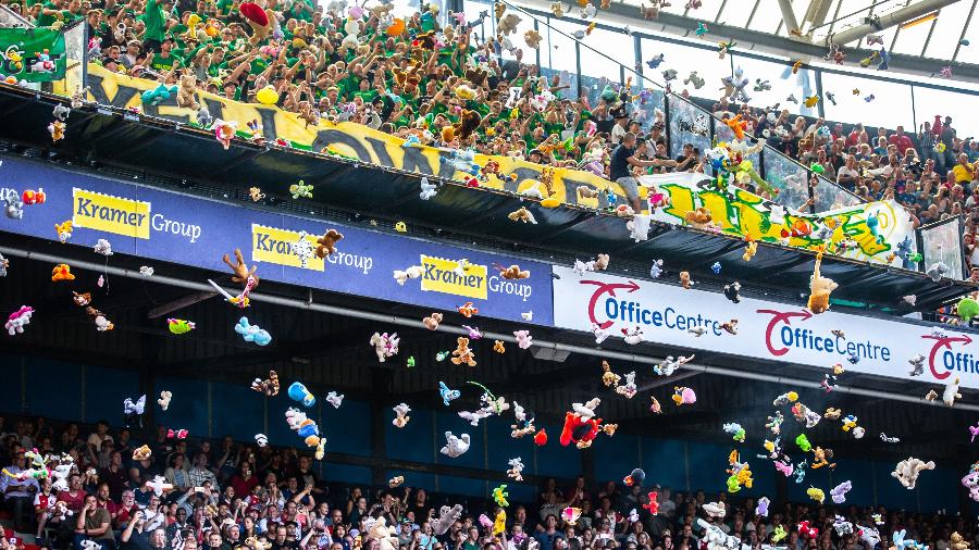 Torcida do ADO Den Haag arremessa ursos de pelúcia na partida contra o Feyenoord - VI-Images/VI-Images via Getty Images