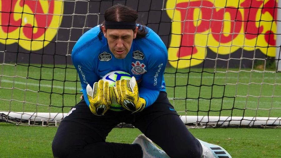 Goleiro do Corinthians também foi exigido com os pés durante o treino de hoje (12) no CT Joaquim Grava - Daniel Augusto Jr./Agência Corinthians