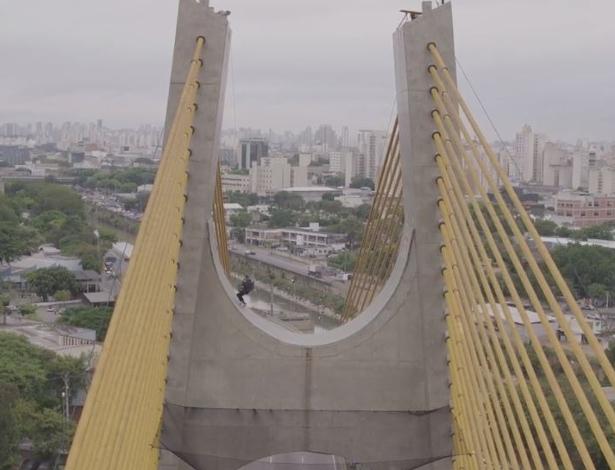 Sandro Dias anda de skate em vão de ponte em São Paulo
