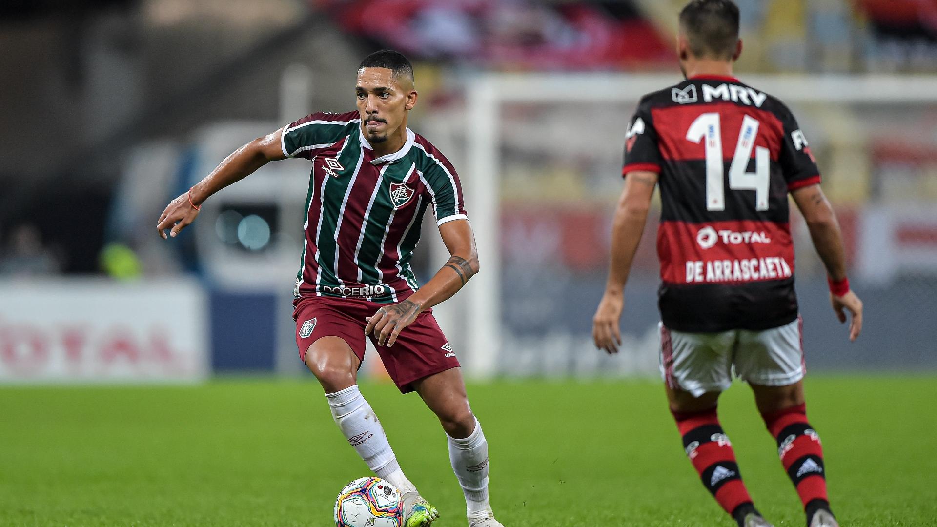 Gilberto, do Fluminense, conduz a bola na decisão do Carioca 2020 contra o Flamengo