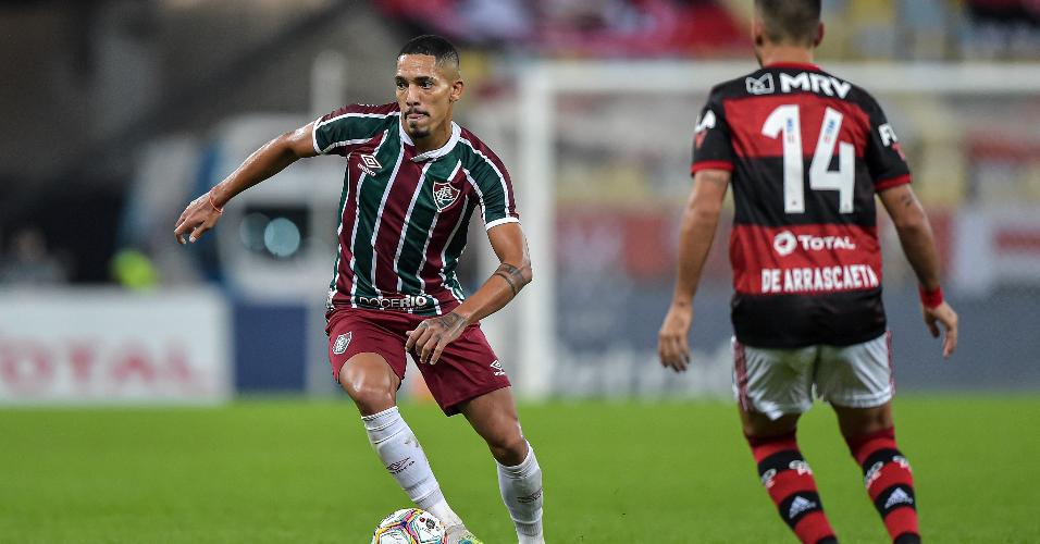 Gilberto, do Fluminense, conduz a bola na decisão do Carioca 2020 contra o Flamengo