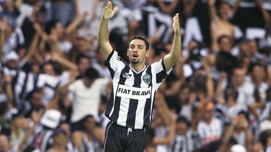 Atlético-MG 3x2 Corinthians: o atacante Guilherme comemora um dos três gols que marcou na vitória sobre o Corinthians no Mineirão (12.12.1999) - Ormuzd Alves/Folhapress