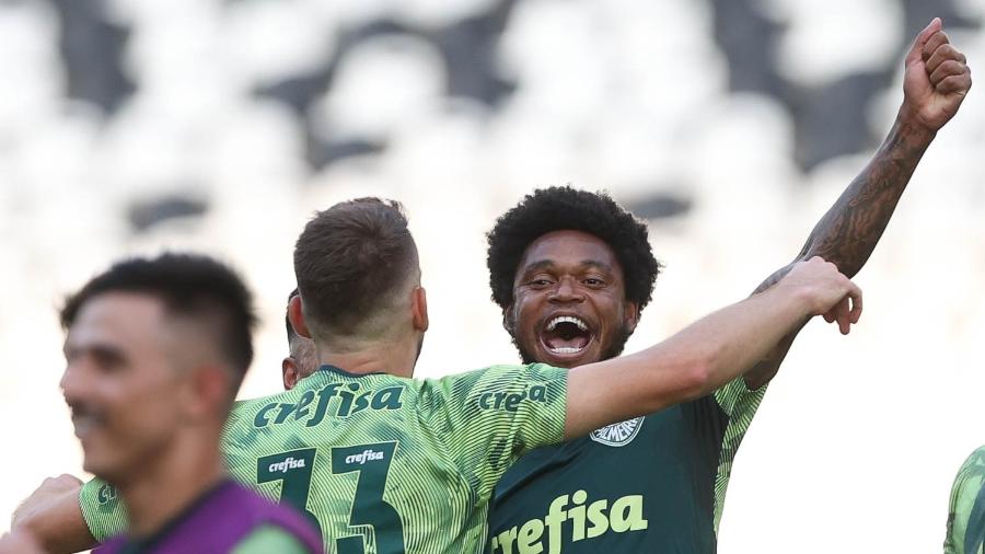 Luiz Adriano se diverte durante último treino do Palmeiras antes da final da Libertadores - Cesar Greco/SE Palmeiras