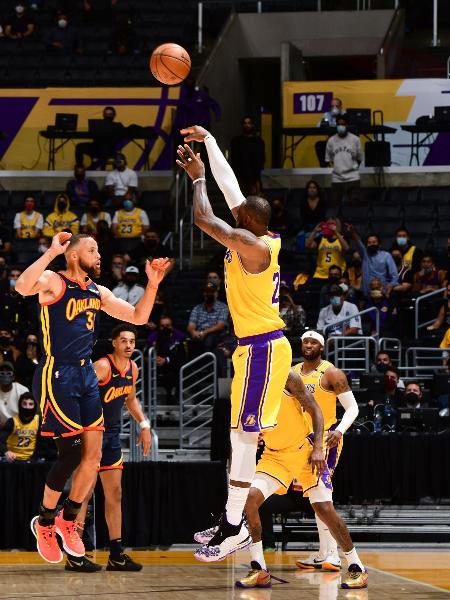 LeBron James acerta cesta decisiva em confronto entre os Lakers e os Warriors pela "repescagem" da NBA - Adam Pantozzi/NBAE via Getty Images