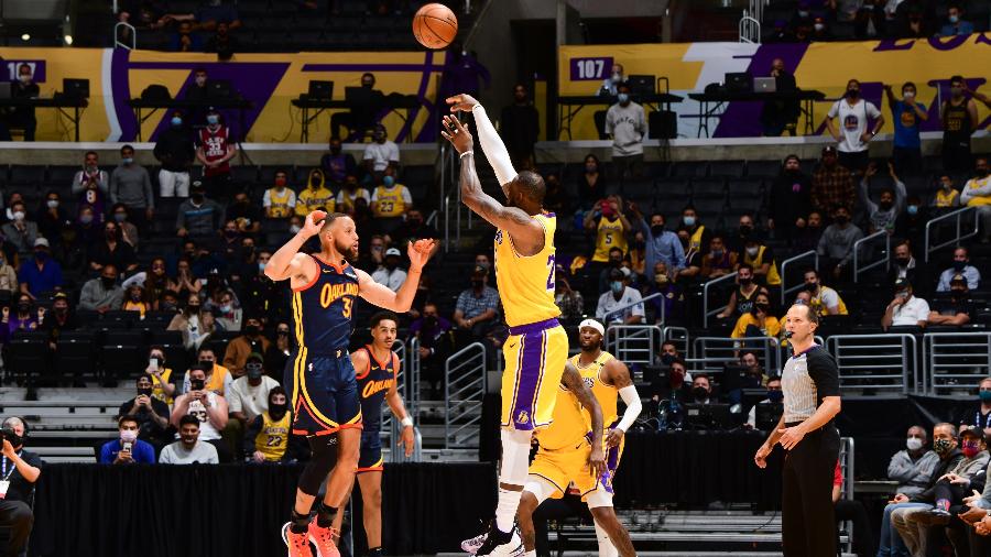 LeBron James acerta cesta decisiva em confronto entre os Lakers e os Warriors pela "repescagem" da NBA - Adam Pantozzi/NBAE via Getty Images