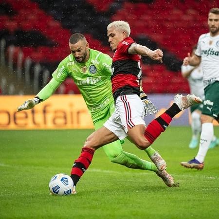 Weverton defende chute de Pedro na entrada da pequena área - Alexandre Vidal/Flamengo