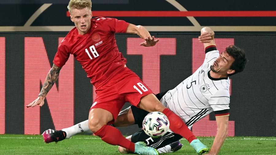 Hummels e Wass disputam a bola no amistoso entre Alemanha e Dinamarca - FEDERICO GAMBARINI/AFP