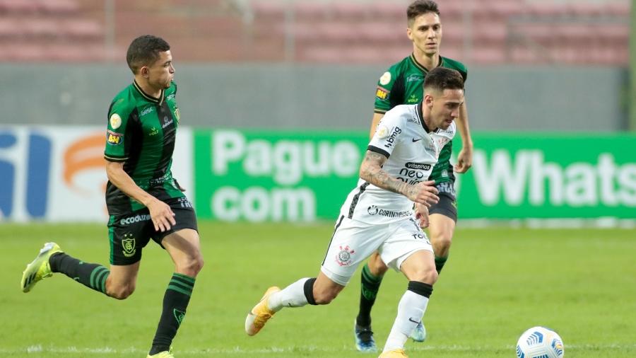 Gustavo Mosquito arranca diante de dois marcadores do América-MG  - Rodrigo Coca/ Ag. Corinthians 