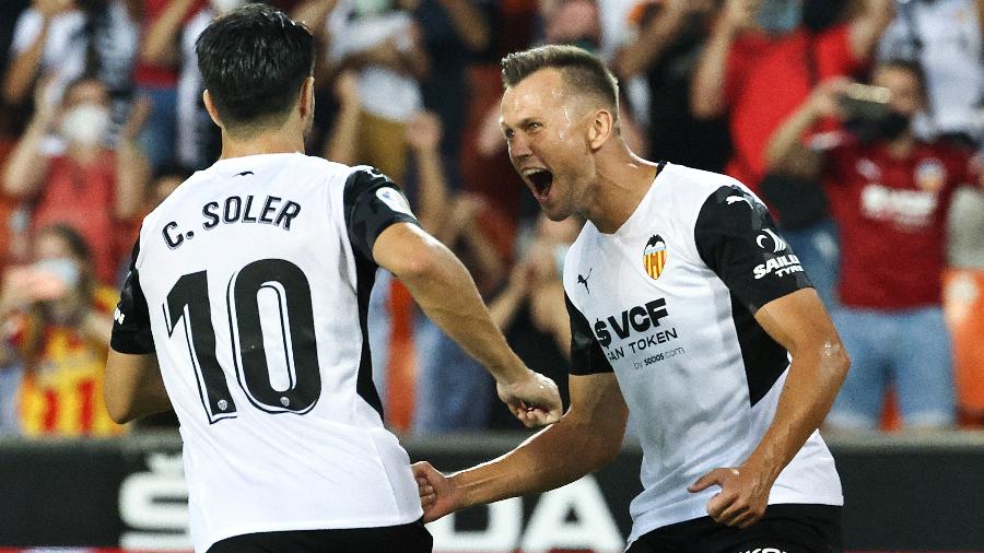 Carlos Soler e Cheryshev comemoram gol do Valencia em partida contra o Getafe - JOSE JORDAN / AFP