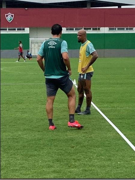 Volante Felipe Melo conversa com Fred durante treino do Fluminense - Reprodução Twitter Fluminense