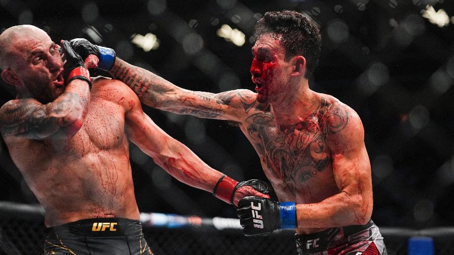 Alexander Volkanovski se defende de soco de Max Holloway durante o UFC 276  - Cooper Neill/Zuffa LLC