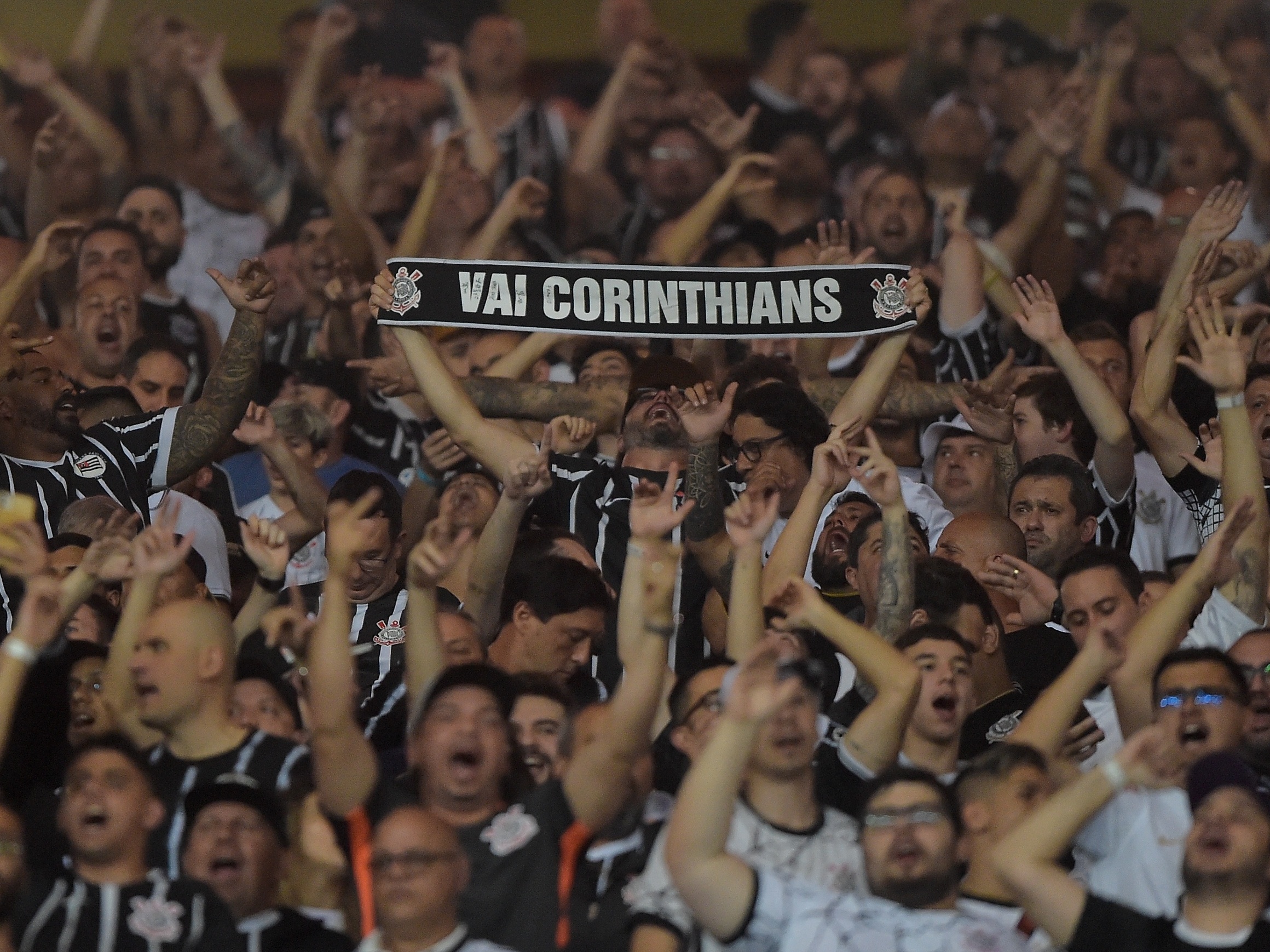 Torcedores do Flamengo fazem filas na Gávea em busca de ingressos gratuitos  para jogo contra o Corinthians pela Libertadores - Diário do Rio de Janeiro