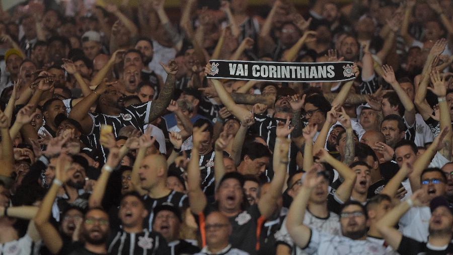 Torcedores do Corinthians lotaram setor visitante do Maracanã na partida contra o Flamengo, válida pela Libertadores - Thiago Ribeiro/AGIF