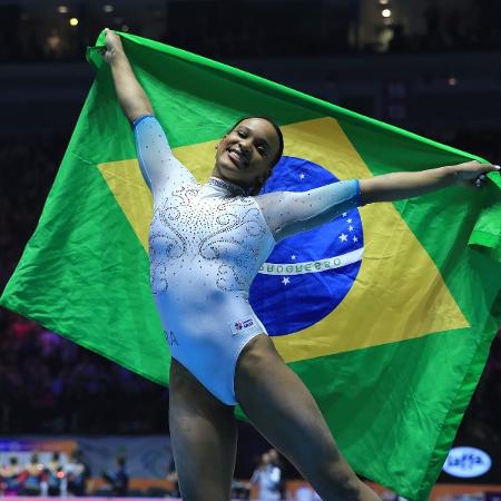 Rebeca Andrade festeja título mundial em Liverpool. - Ricardo Bufolin/CBG