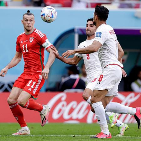 Gareth Bale disputa a bola com iranianos durante País de Gales x Irã, na Copa do Mundo - Soccrates Images/Getty Images