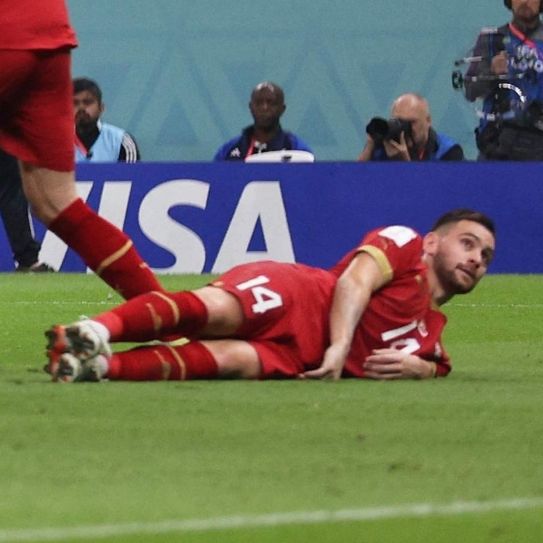 Por que o jogador fica deitado atrás da barreira na cobrança de falta da  Copa do Mundo 2022?, Empresas