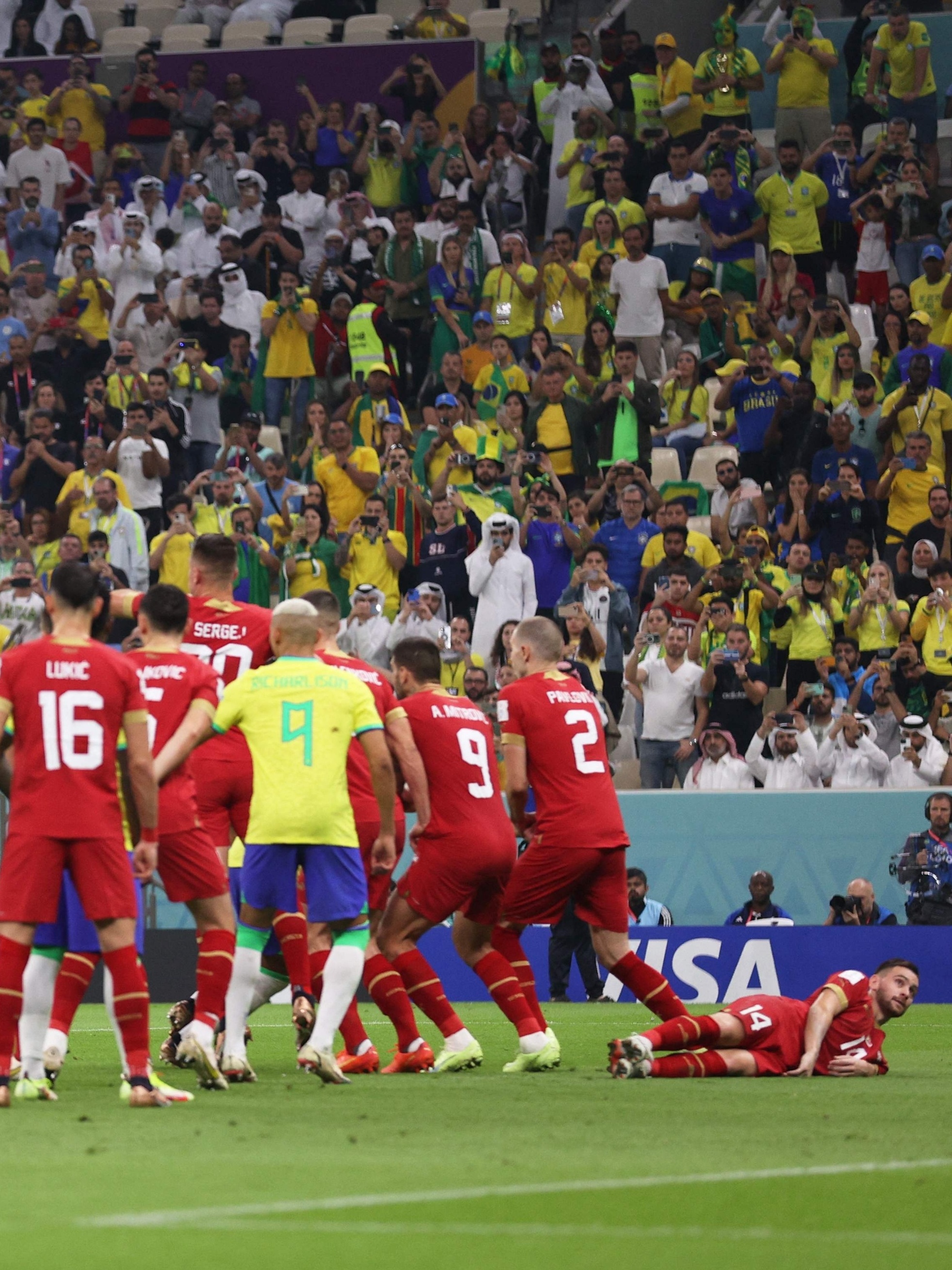 Por que jogadores deitam atrás da barreira nas cobranças de falta?