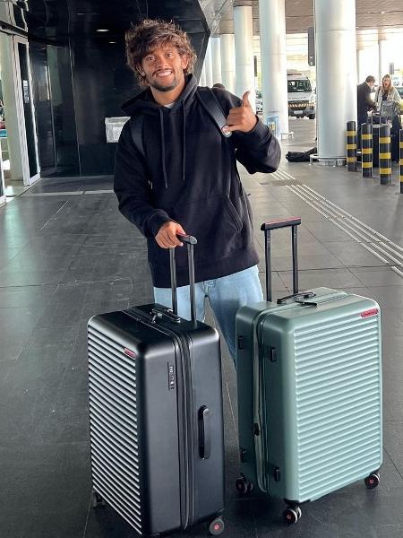 Meia Gustavo Scarpa no embarque para a Inglaterra, onde vai jogar no Nottingham Forest - Reprodução/Instagram