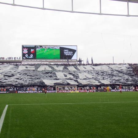 Torcedores do Corinthians estendem bandeira na Neo Química Arena - Miriam Rosenberger/Código 19