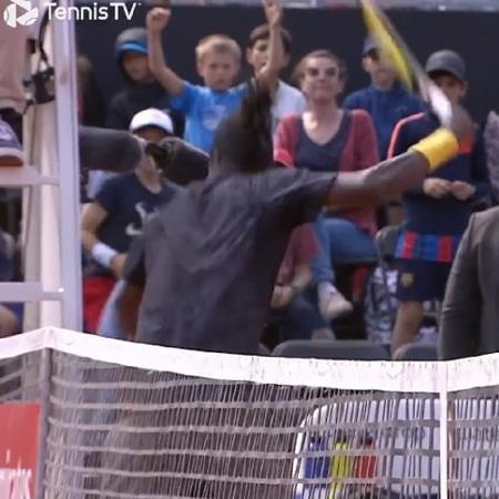 Mikael Ymer quebra sua raquete na cadeira de árbitro durante o ATP de Lyon - Reprodução