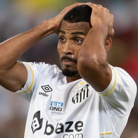 Joaquim se lamenta durante Cuiabá x Santos, jogo do Campeonato Brasileiro - Gil Gomes/AGIF