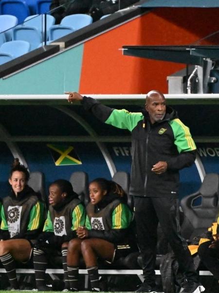 Lorne Donaldson, técnico da Jamaica, durante jogo da Copa feminina