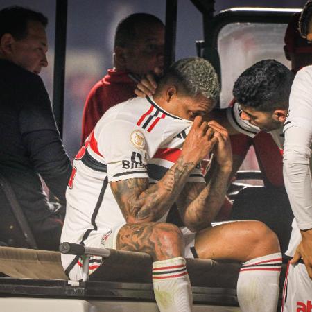 Atacante David, do São Paulo, sai do Morumbi lesionado durante jogo contra o Atlético-MG