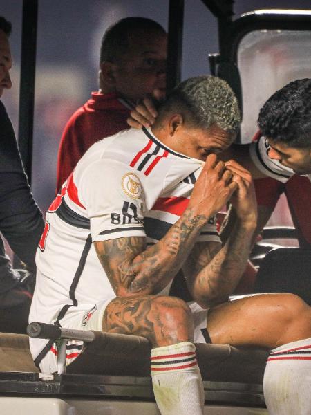 Atacante David, do São Paulo, sai do Morumbi lesionado durante jogo contra o Atlético-MG