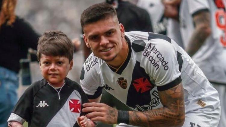 Gui ao lado de seu ídolo, Gabriel Pec, no campo do Maracanã, em jogo do Vasco