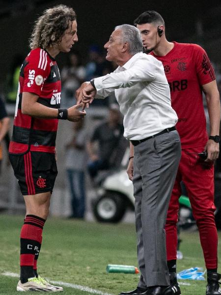 Tite conversa com David Luiz durante Cruzeiro x Flamengo, jogo do Campeonato Brasileiro