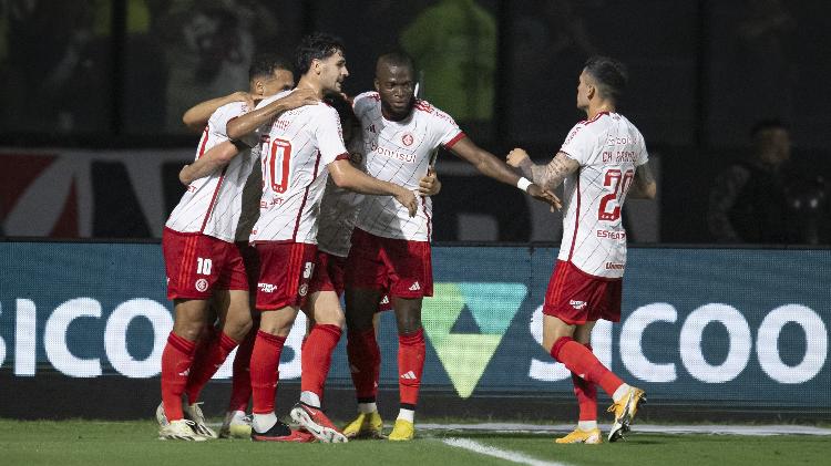 Jogadores do Inter celebram gol sobre o Vasco em partida da Copa do Brasil