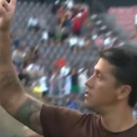 Thiago Carpini faz gesto para torcida após gol do São Paulo contra o Ituano