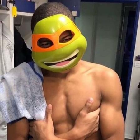 Mbappé usa máscara de Michelangelo, personagem de Tartarugas Ninjas, em 2017