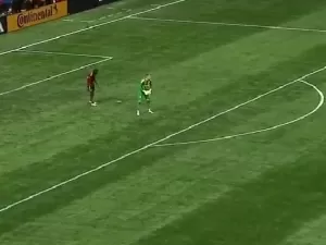 Goleiro esquece atacante, solta a bola e sofre gol bizarro na MLS; veja