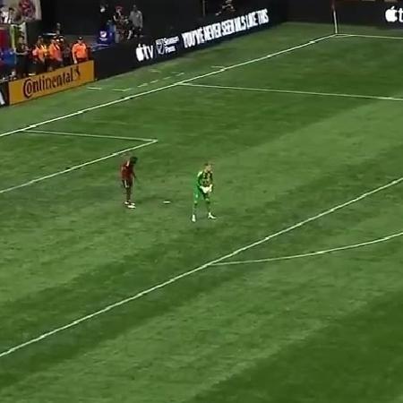 Jamal Thiaré se aproxima do goleiro Luka Gavran - Reprodução/X/MLS