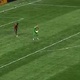 Goleiro esquece atacante, solta a bola e sofre gol bizarro na MLS; veja