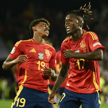 Lamine Yamal e Nico Williams dançam 'Tchu Tcha Tcha' em comemoração do terceiro gol da Espanha, na vitória sobre a Geórgia, na Eurocopa