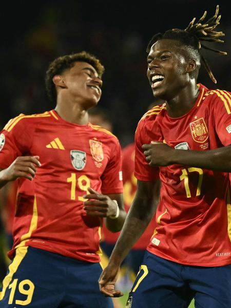 Lamine Yamal e Nico Williams dançam 'Tchu Tcha Tcha' em comemoração do terceiro gol da Espanha, na vitória sobre a Geórgia, na Eurocopa