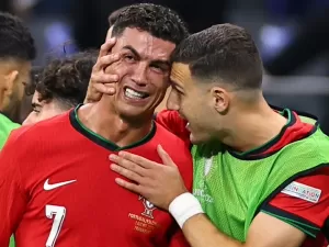 Cristiano Ronaldo chora ao perder pênalti em jogo de Portugal; assista