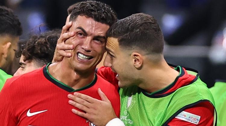 Cristiano Ronaldo chora após perder pênalti em Portugal x Eslovênia, pela Eurocopa