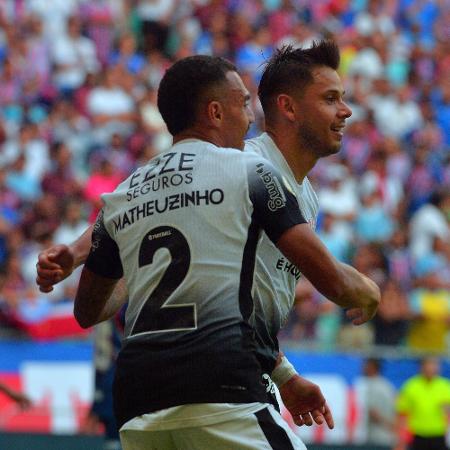 Romero, jogador do Corinthians comemora seu gol com Matheuzinho, contra o Bahia na Arena Fonte Nova