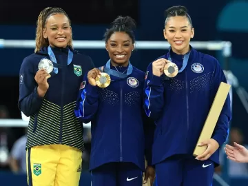 Prata, Rebeca Andrade recebe R$ 5 mil a menos que Simone Biles pelo ouro