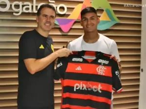 Carlos Alcaraz desembarca para se apresentar ao Flamengo: 'Maior do Brasil'