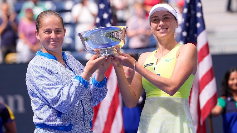 Lyudmyla Kichenok (à direita) comemora ao lado de Jelena Ostapenko o título de duplas do US Open