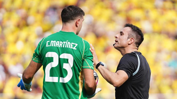 Dibu Martínez, da Argentina, conversa com árbitro Piero Maza durante jogo contra a Colômbia