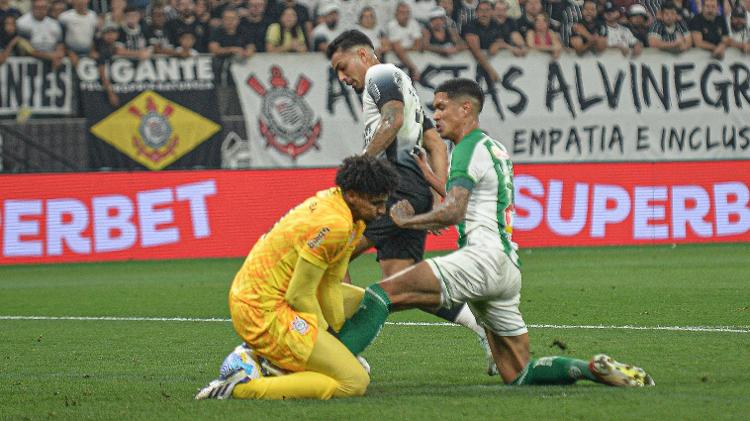 Hugo Souza e Lucas Barbosa brigam pela bola em Corinthians x Juventude na Copa do Brasil