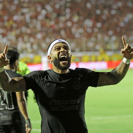 Memphis Depay comemora após marcar pelo Corinthians contra o Vitória, pelo Brasileirão