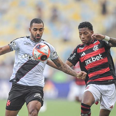 Paulo Henrique e Plata em ação durante jogo entre Vasco e Flamengo pelo Campeonato Carioca Paulo Henrique e Plata em ação durante jogo entre Vasco e Flamengo pelo Campeonato Carioca